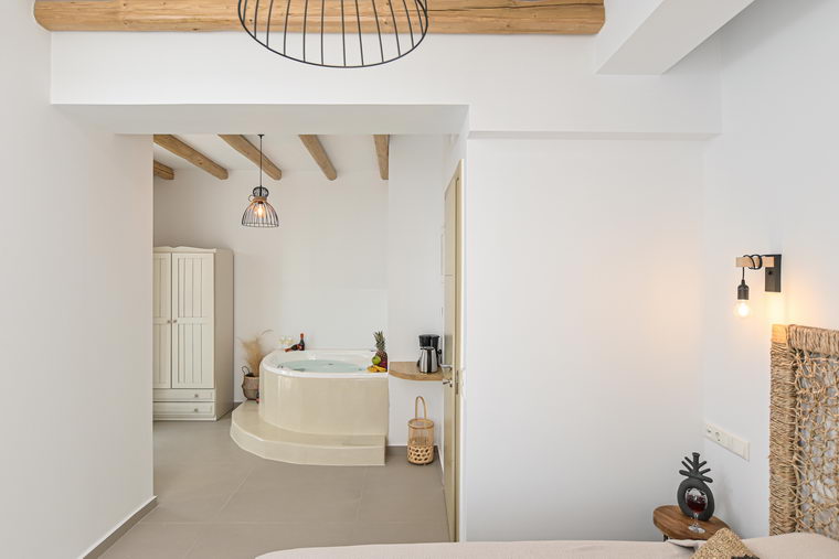 Deluxe double room with indoor hydromassage tub